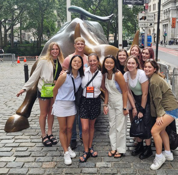 Guests posing with the Charging Bull on the Wall Street Insider Tour