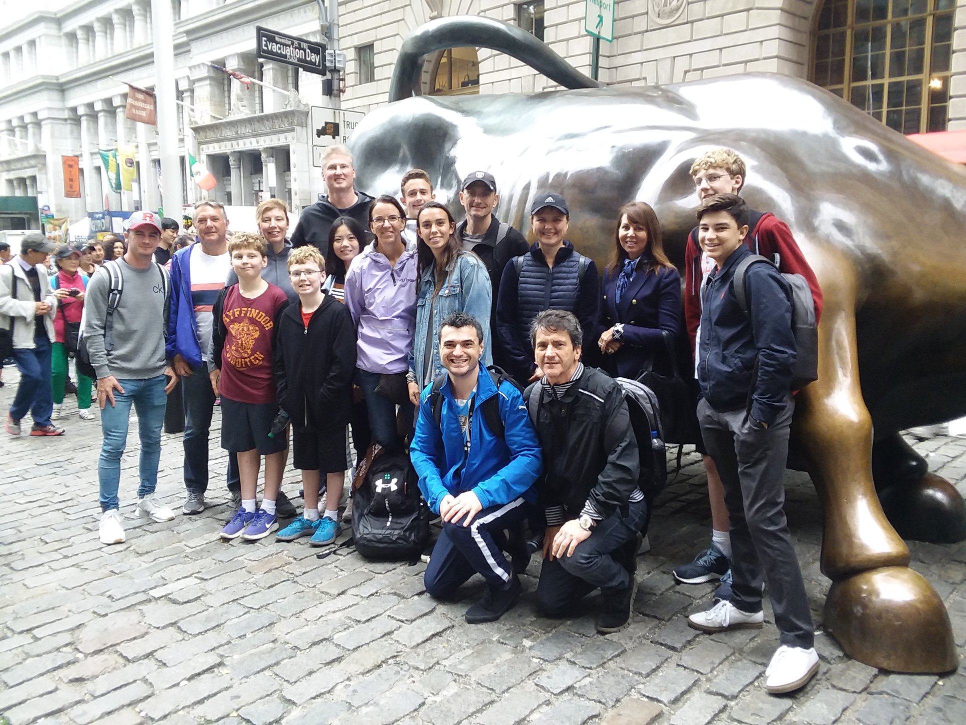 How to pose for a photo with the Charging Bull in NYC
