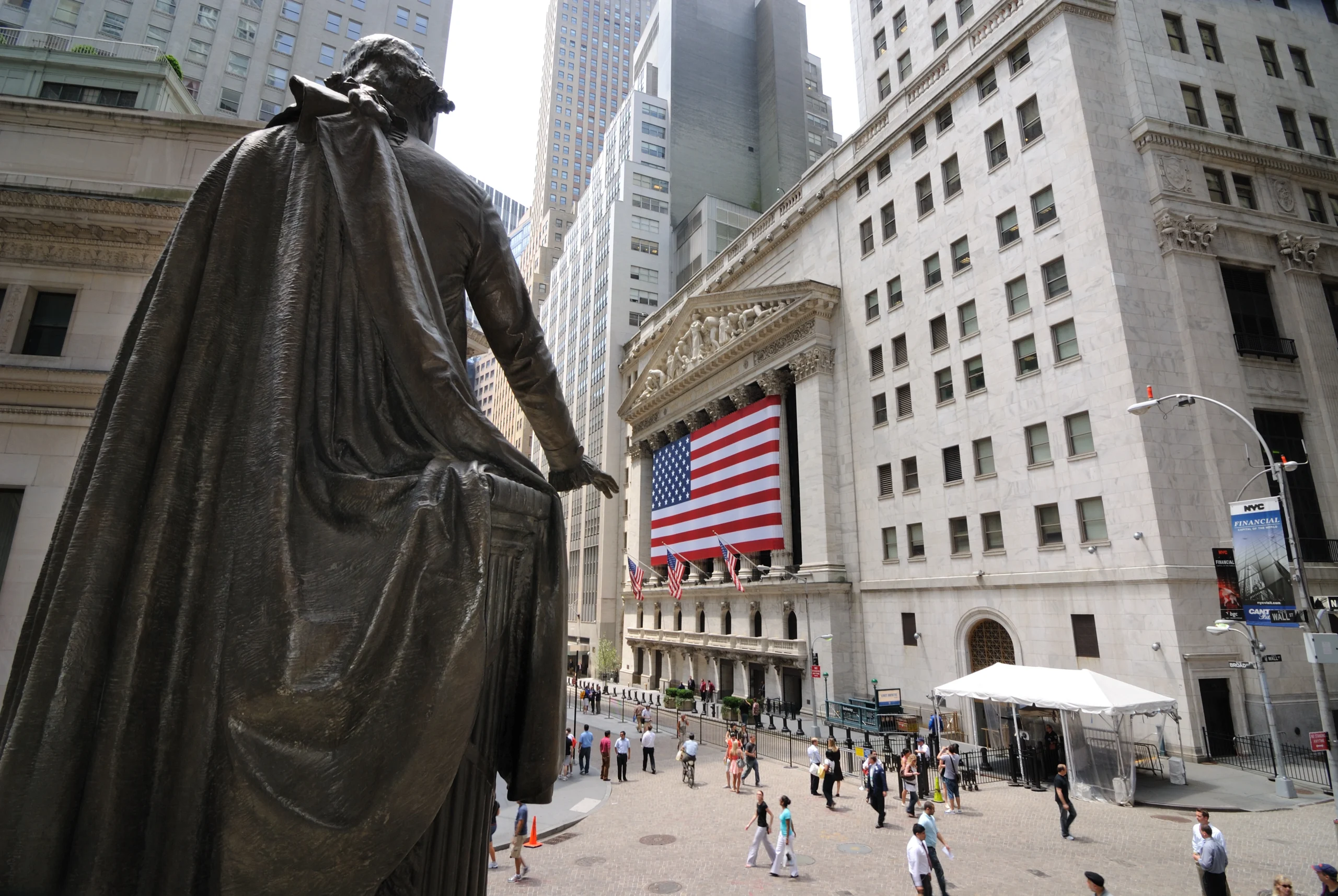 Statue of Washington during Private Wall Street with a Trader tour